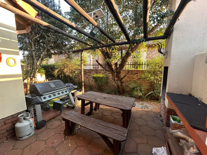 Zwartkop Townhouse For Sale: 2 bedrooms, private garden, built-in braai, pet-friendly.