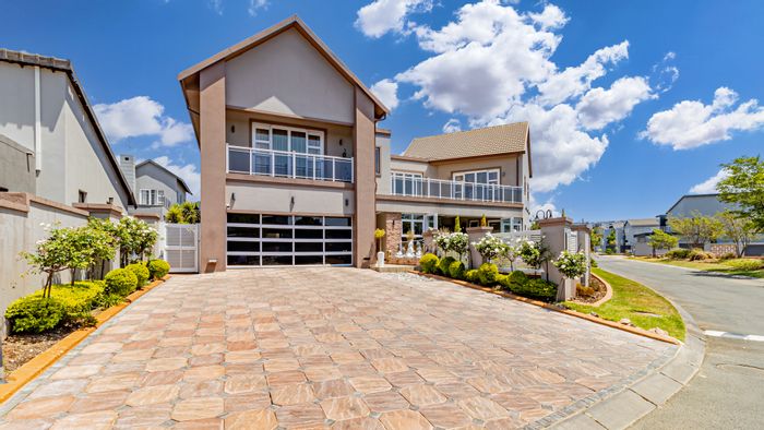 For Sale: House in Greenstone Hill with park views, spacious living, and security features.