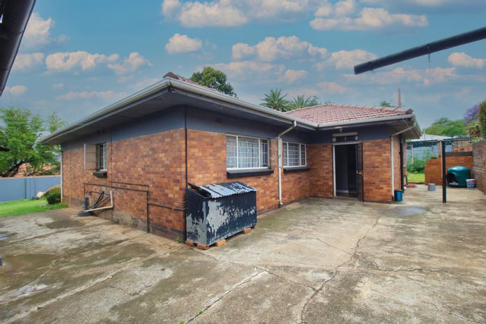 Auckland Park House For Sale: Spacious with flatlets, large garden, and ample parking.