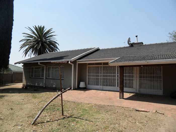 Kew House For Sale: 3 beds, pool, flatlet, cottage on 1487sqm land.