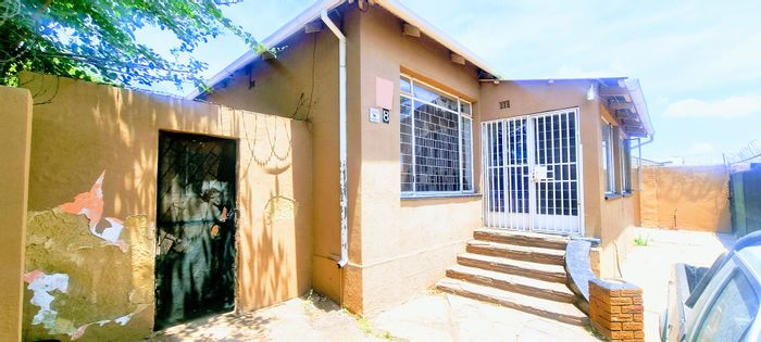 3-Bedroom House For Sale in Brixton with 2 Income-Generating Cottages.