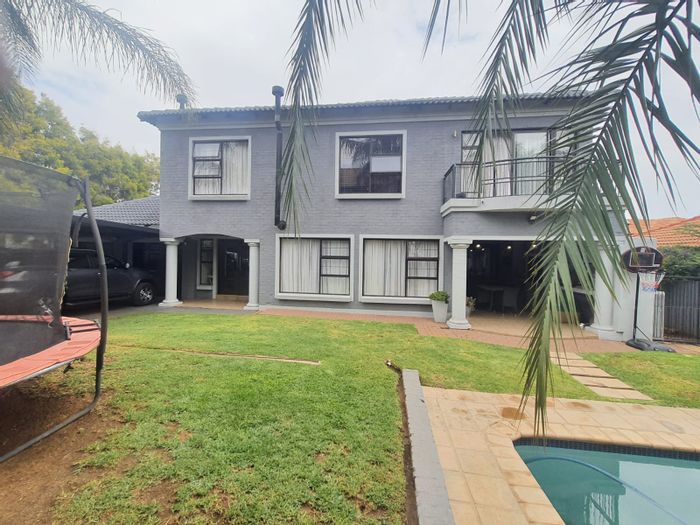 Amberfield House For Sale: Open plan living, braai room, pool, pet-friendly garden.