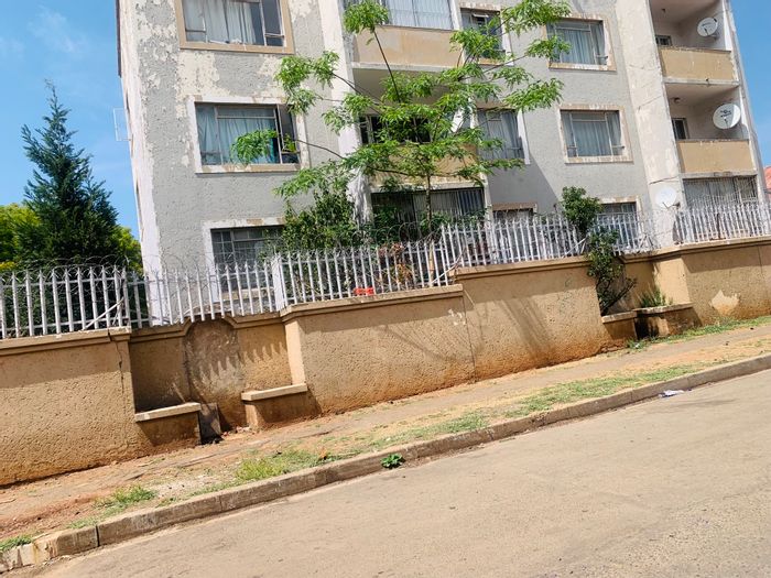 For Sale: Bellevue Apartment with convertible layout, garage, and central location.