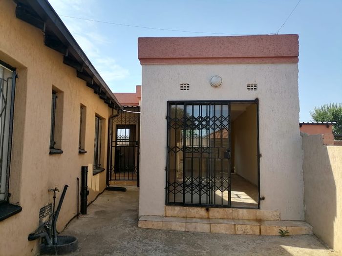 House To Rent in Dobsonville Ext 3 with parking, kitchen storage, and nearby amenities.