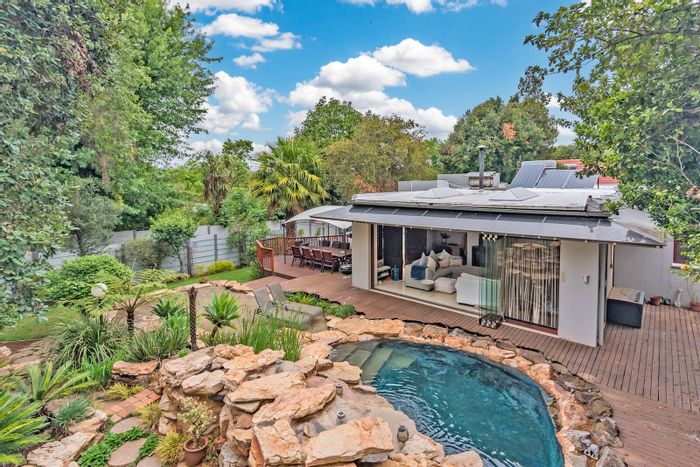 Atholl House For Sale: Pool, garden, 24/7 security, close to amenities.