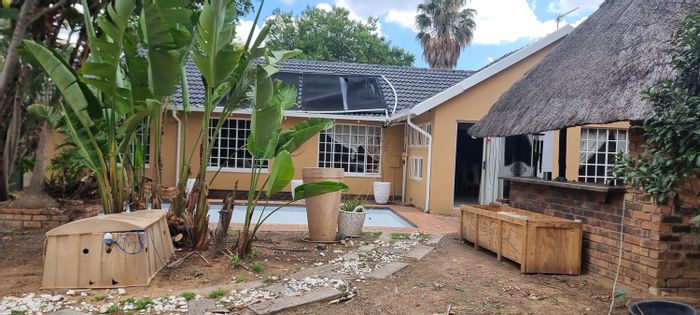 Bloubosrand House For Sale: Spacious yard, open-plan living, entertainment area, ample parking.