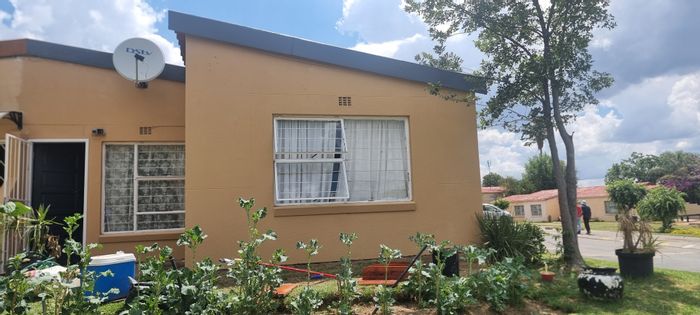 Bloubosrand Townhouse For Sale: 3 Bedrooms, parking, near schools and shopping.