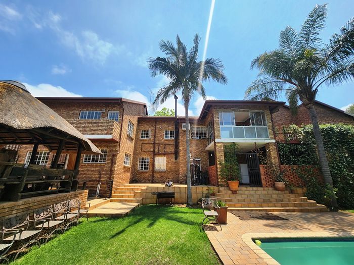 Eldoraigne House For Sale: 4 beds, flatlet, pool, lapa, solar system.