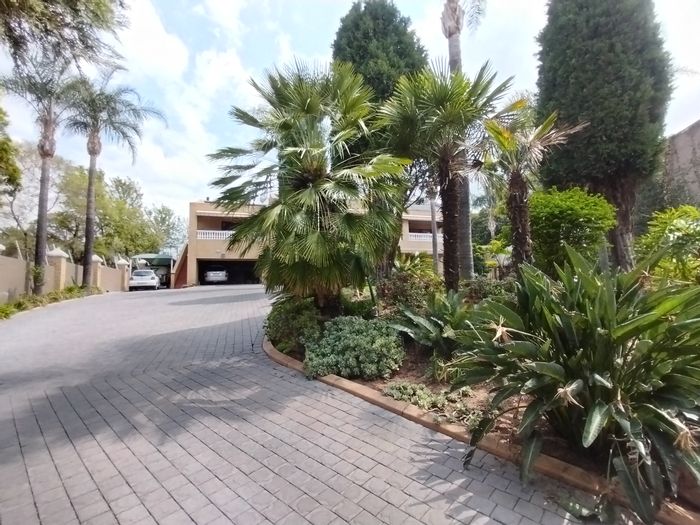 Hurlpark Apartment To Rent: Secure, private courtyard, Wi-Fi, parking, near Sandton amenities.