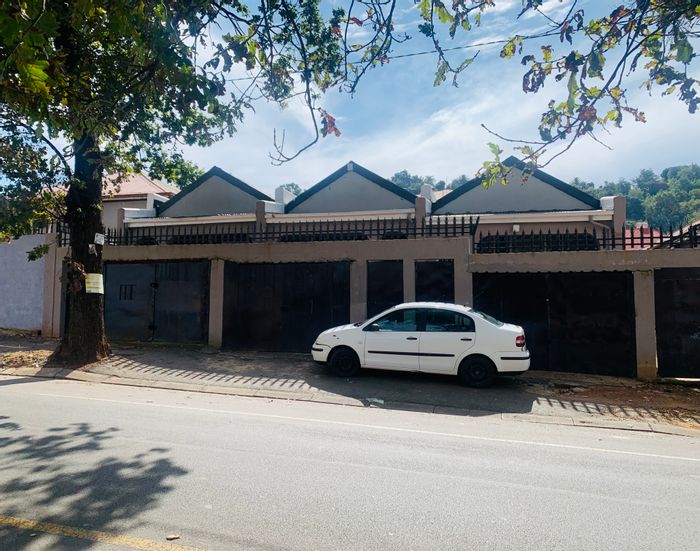 For Sale: House in Judiths Paarl, 8 bedrooms, 3 bathrooms, investment opportunity.