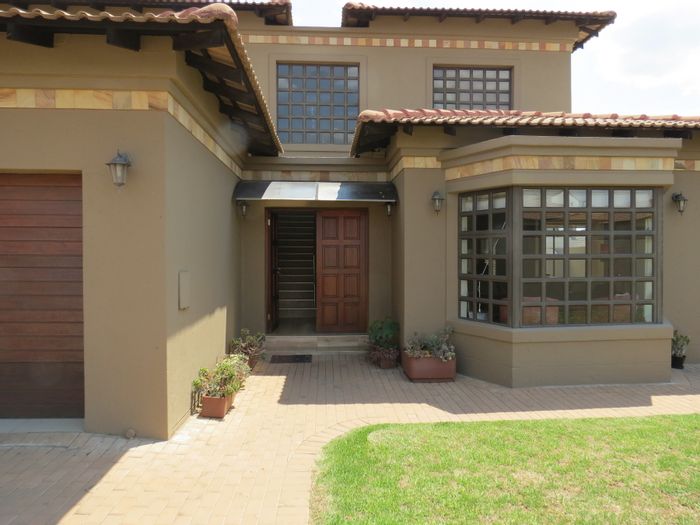 For Sale: House in Greenstone Hill with 4 beds, open-plan living, and garden patio.