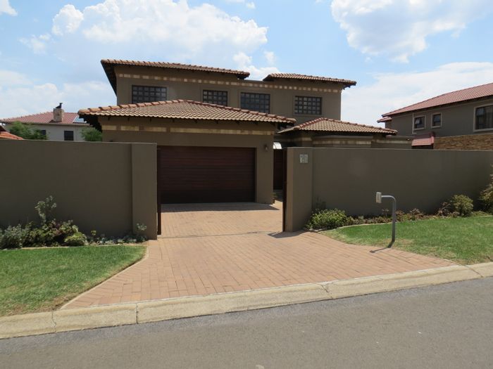 For Sale: House in Greenstone Hill with open-plan living, guest suite, and garage.