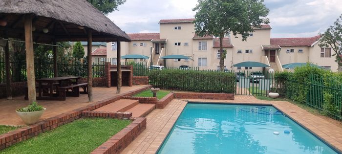 Bromhof Apartment For Sale: 2 bedrooms, loft, pools, 24-hour security, convenient location.