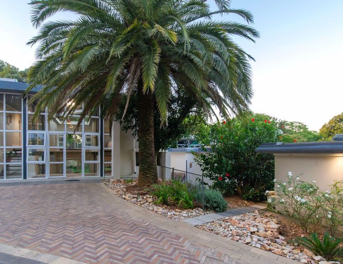 Hurlingham House To Rent: 3 Beds, 4 Baths, Secure Estate, Private Yard.
