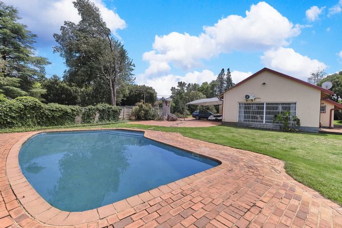 For Sale: House in Florida Park with pool, garden, office, and dual entrances.