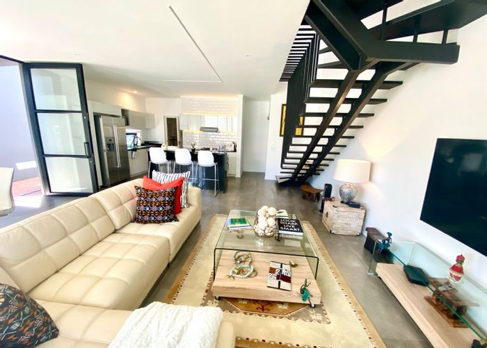 Dunkeld West House To Rent: 3 beds, lift, garden, double garage, secure estate.