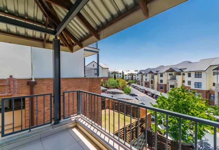 Kyalami Hills Apartment To Rent: 2 beds, pool, gym, balcony with views.