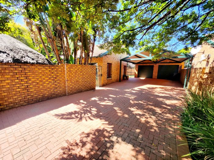 Eldoraigne House For Sale: 3 beds, lapa, double garage, great security.