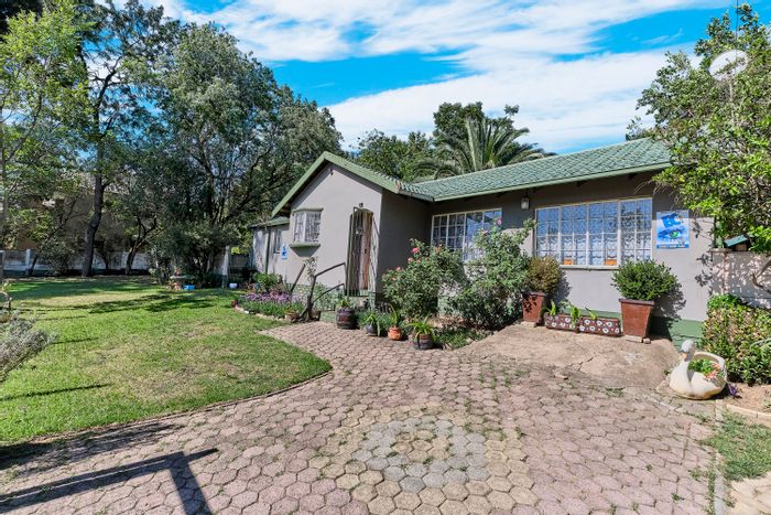 Wilgeheuwel House For Sale: 3 beds, 2 baths, open-plan living, large garden.