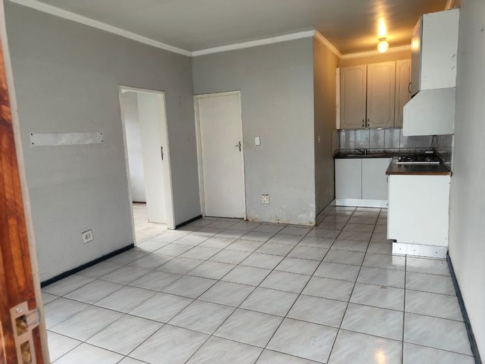 Bloubosrand Townhouse To Rent: 3 Bedrooms, Private Garden, 24-Hour Security.