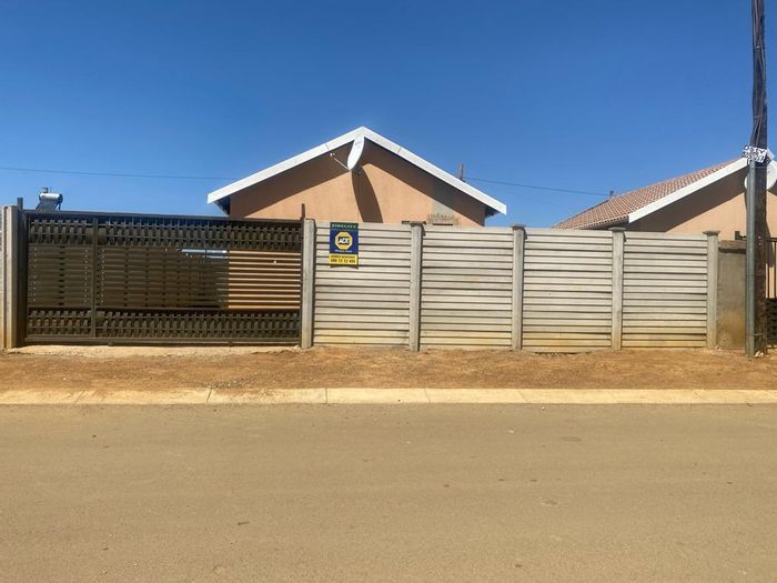 To Rent: House in Savanna City with open-plan living, parking, and security features.