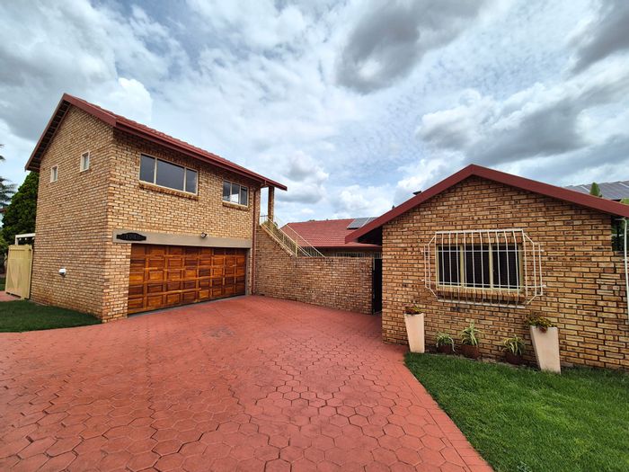Eldoraigne House For Sale: 3 beds, flatlet, garden, security, pet-friendly.