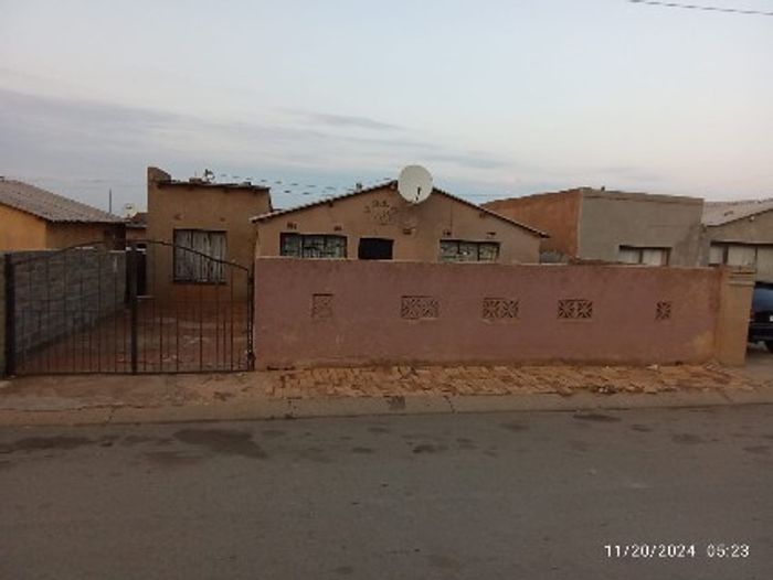 Chiawelo House For Sale: Four bedrooms, rental potential, near amenities and N12.