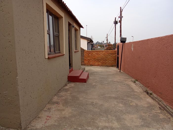 Spacious Moroka North house for rent, featuring a garden and ample parking.