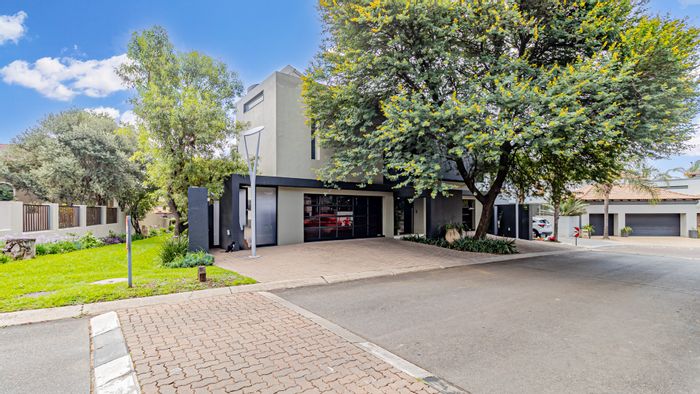 For Sale: House in Greenstone Hill with pool, lift, and rooftop barbecue area.