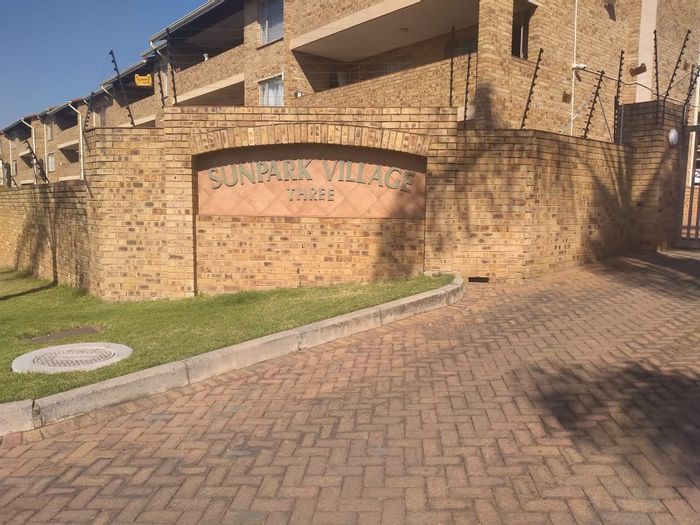 Townhouse for Sale in Sundowner: 2 beds, pool, clubhouse, secure parking.