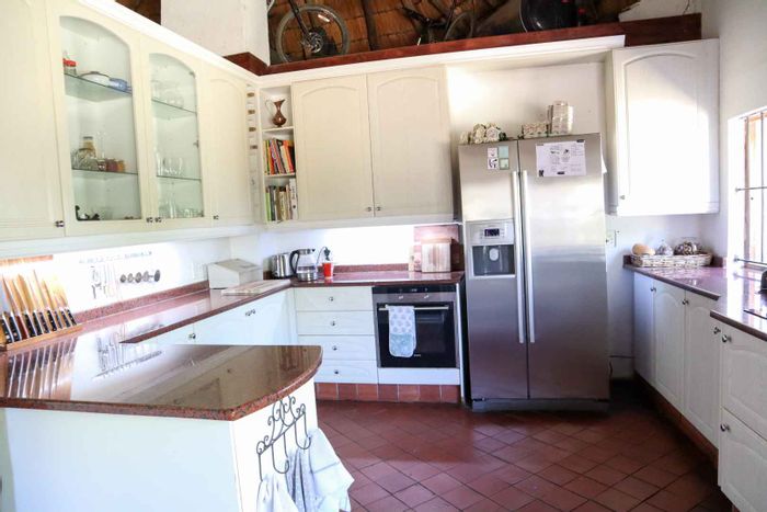 Doornrandje Farm For Sale: 10Ha, 8 beds, pool, tennis court, stables.