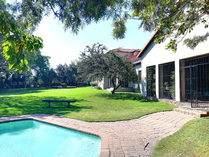 Laezonia Farm For Sale: 10 bedrooms, pool, stables, and expansive gardens.