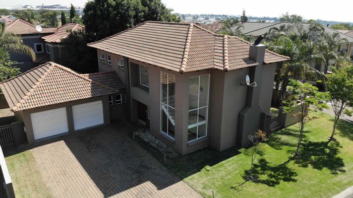 Spacious 4-Bedroom House for Rent in Greenstone Hill with Garden and Parking.