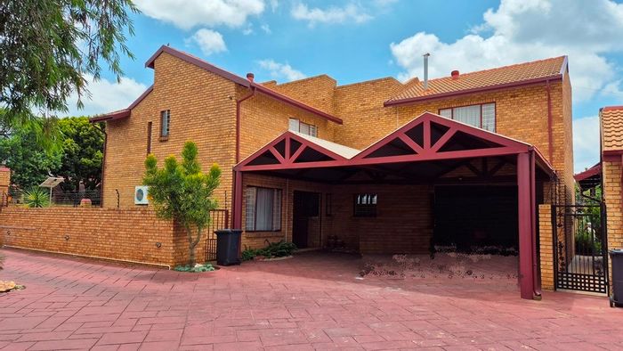 Secure Eldoraigne Townhouse for Sale: Entertainers Dream with Pool and Jacuzzi!