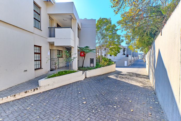 Stylish Eltonhill Townhouse For Sale: Private Garden, Pool Access, Secure Living!