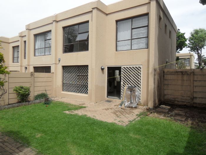 Stylish Kew Industrial Townhouse to Rent: 2 Beds, Pool, Secure Complex!