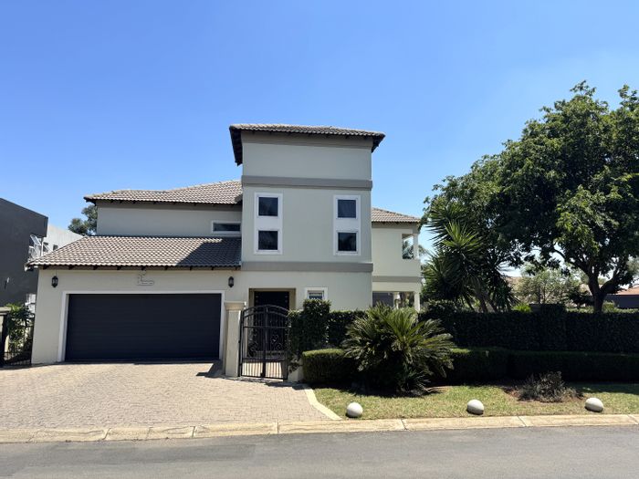 For Sale: House in Greenstone Hill with pool, guest bathroom, and study area.