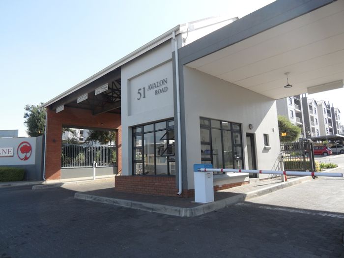 For Sale: Apartment in Modderfontein with pool, clubhouse, and 24-hour security.