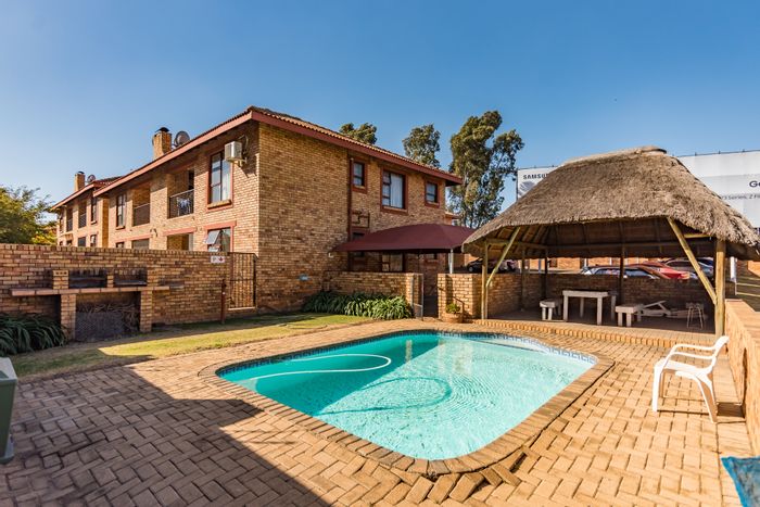 Stylish 2-Bedroom Apartment in Bedfordview Central with Pool and Security!