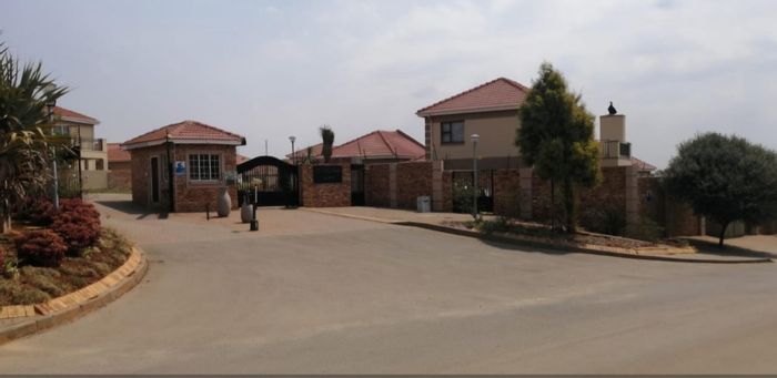 Pet-Friendly Cluster Home for Sale in Secure Zandspruit Community with Solar!