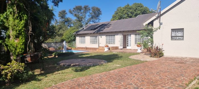 Charming Bloubosrand House For Sale: Spacious Home with Cottage, Secure Location!