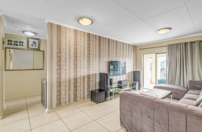 Kyalami Hills Apartment For Sale: 2 beds, pool, gym, close to Mall of Africa.