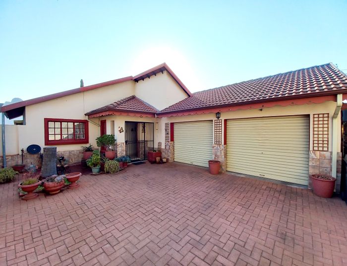 Eldoraigne House For Sale: Spacious Living, Private Garden, Double Garage, Ideal Location!