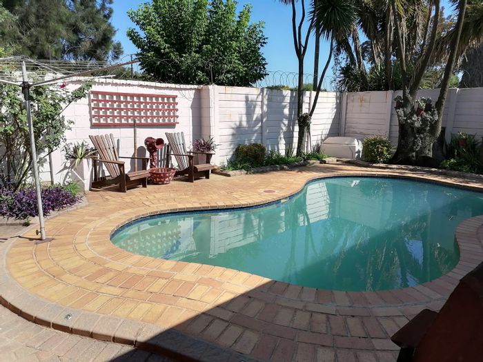 For Sale: Entertainer's House in Huntingdon with Pool, Jacuzzi, and Ample Parking!