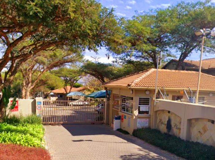 Charming Witkoppen Apartment for Sale with Private Garden and Great Amenities!