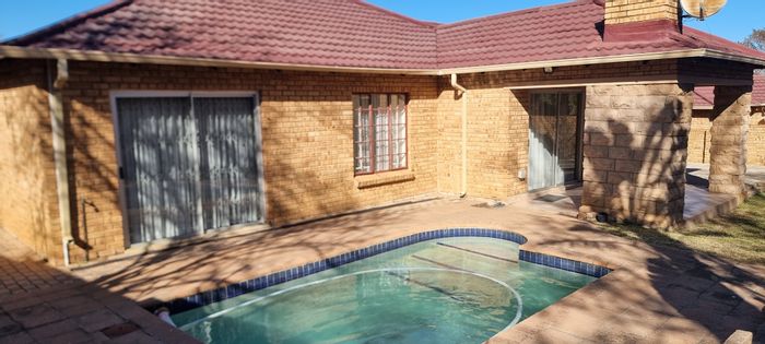 Spacious Fourways Cluster for Sale: 3 Beds, Pool, Gardens, 24-Hour Security!