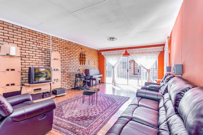 Charming Sunninghill House for Sale: Spacious Living, Entertaining Spaces, and Security.