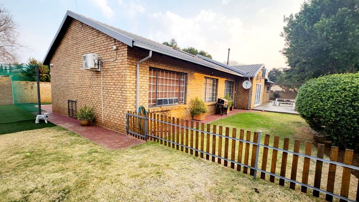 Eldoraigne House For Sale: 4 beds, entertainment area, cricket pitch, ample parking.