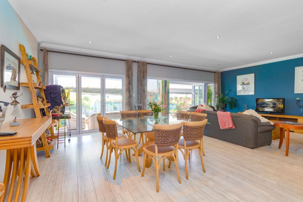 Open plan dining room lounge