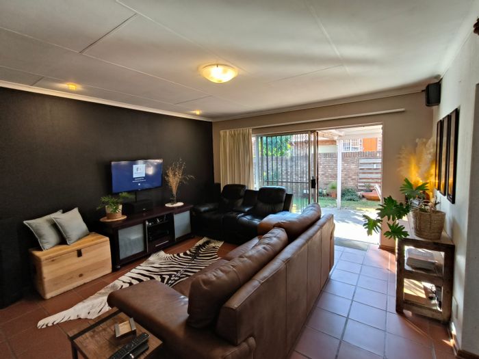 Die Hoewes Townhouse For Sale: No load shedding, private garden, study, secure parking.